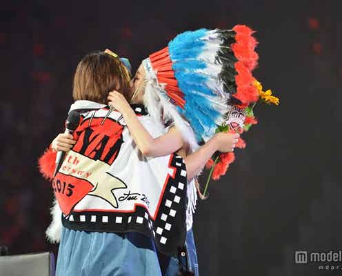 加藤ミリヤ、ファンに感謝のキス&号泣「10年間の愛と感謝をみんなに伝えたい」