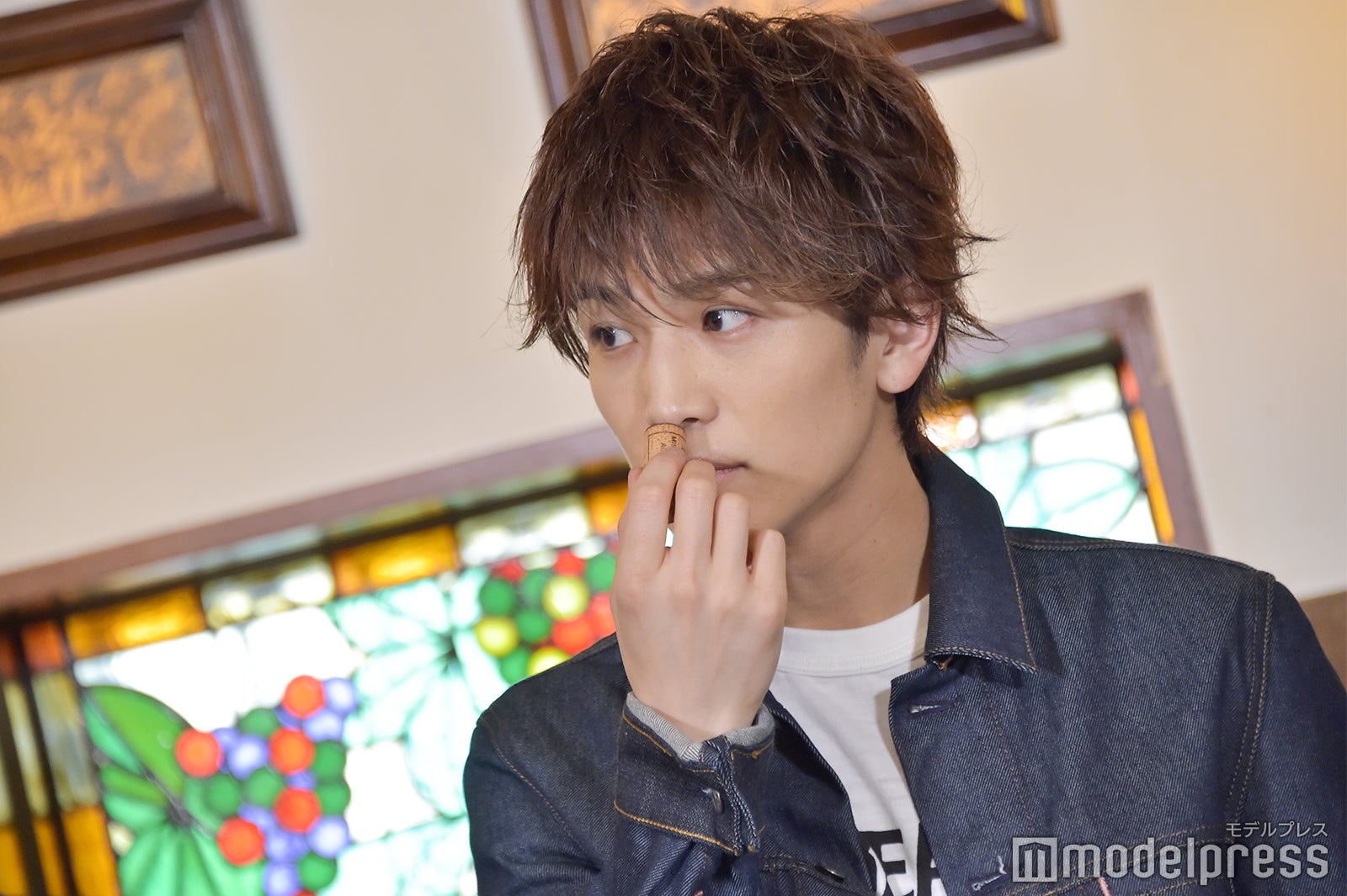 ソムリエからの指示でコルクの匂いチェック／岩田剛典「ホテル研修」の様子（C）モデルプレス