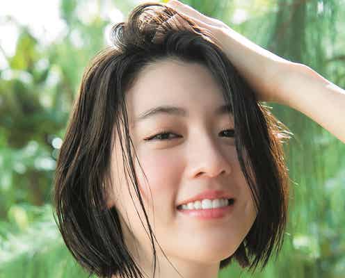 三吉彩花、青年誌初水着 クールな表情&幼さ残る笑顔で魅了