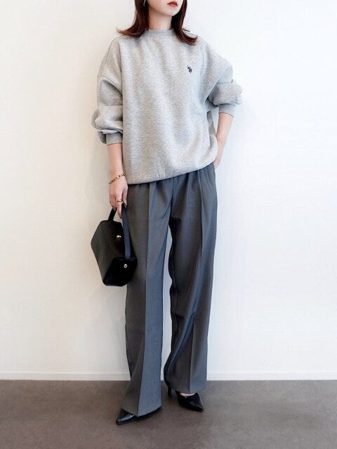 ワントーンコーデ 2025冬女性おすすめスウェットワントーンコーデ