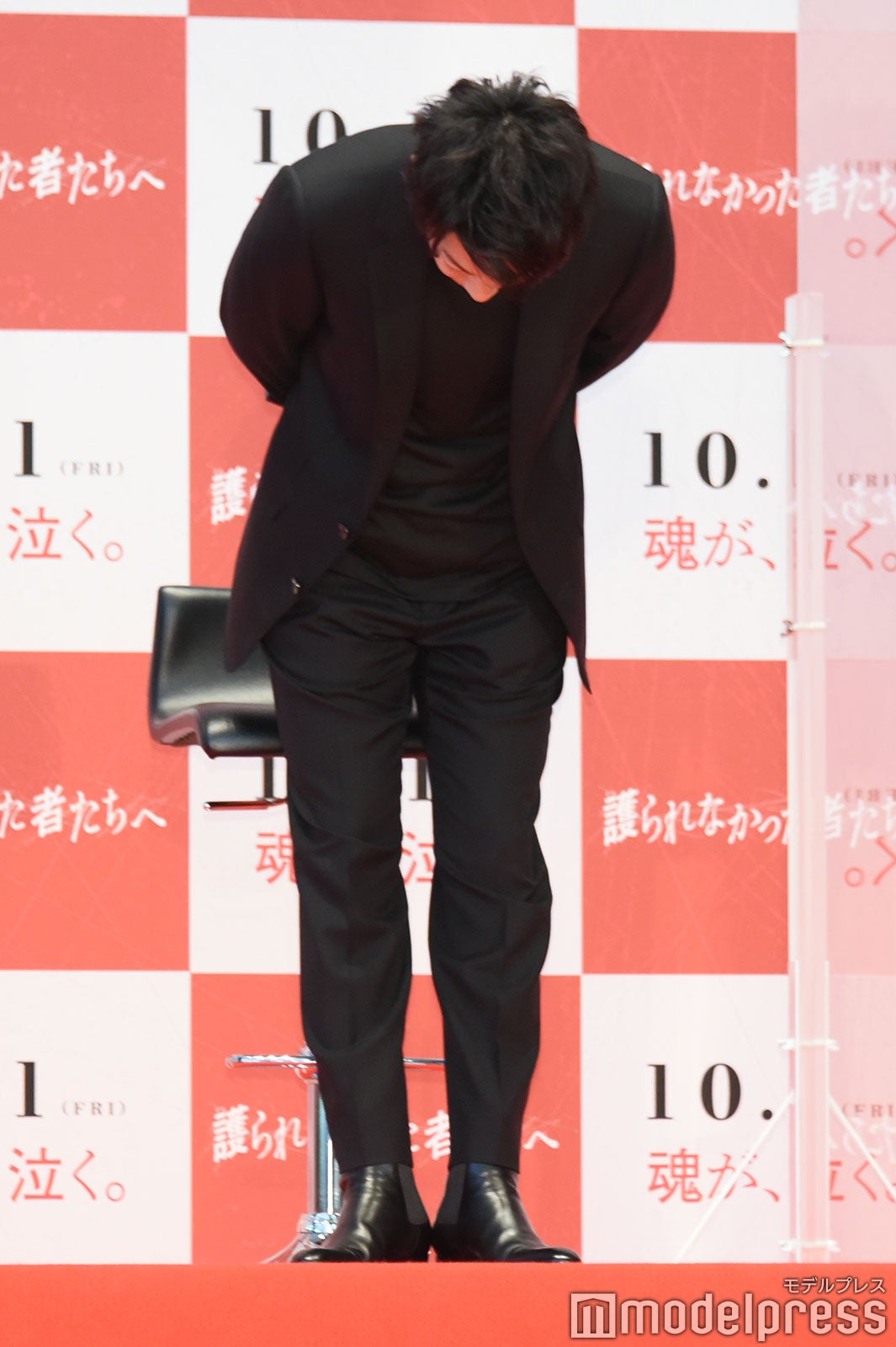 深々とお辞儀をする佐藤健 （C）モデルプレス