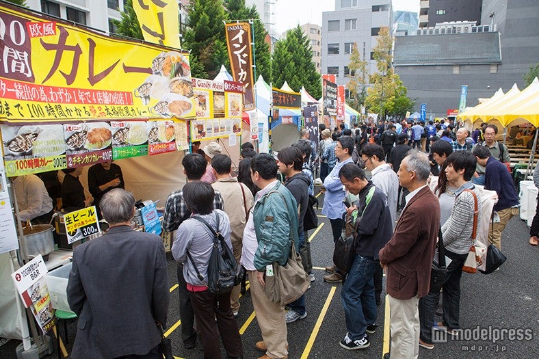 どこもいても行列ができる／画像提供：神田カレー街活性化委員会