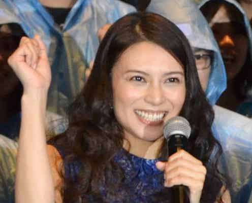 柴咲コウ、ミニワンピで美脚披露 「人間力のすごい高い人」と共演者を絶賛