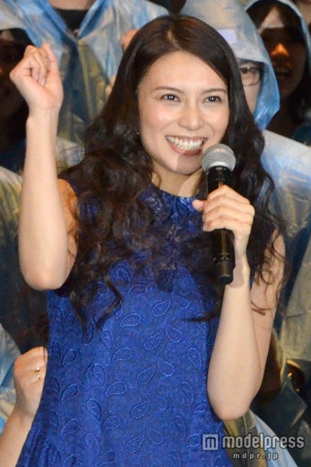 柴咲コウ ミニワンピで美脚披露 人間力のすごい高い人 と共演者を絶賛 モデルプレス 柴咲コウ ミニワンピで美脚披露 人間力のすごい高い人 と共演者を絶賛 モデルプレス