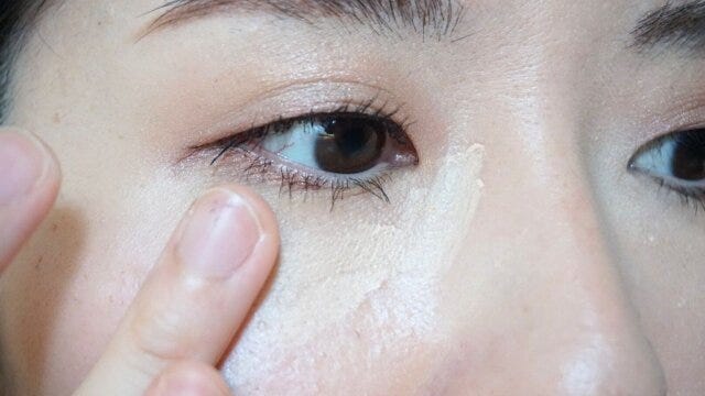 くまの目立つところへコンシーラーをON