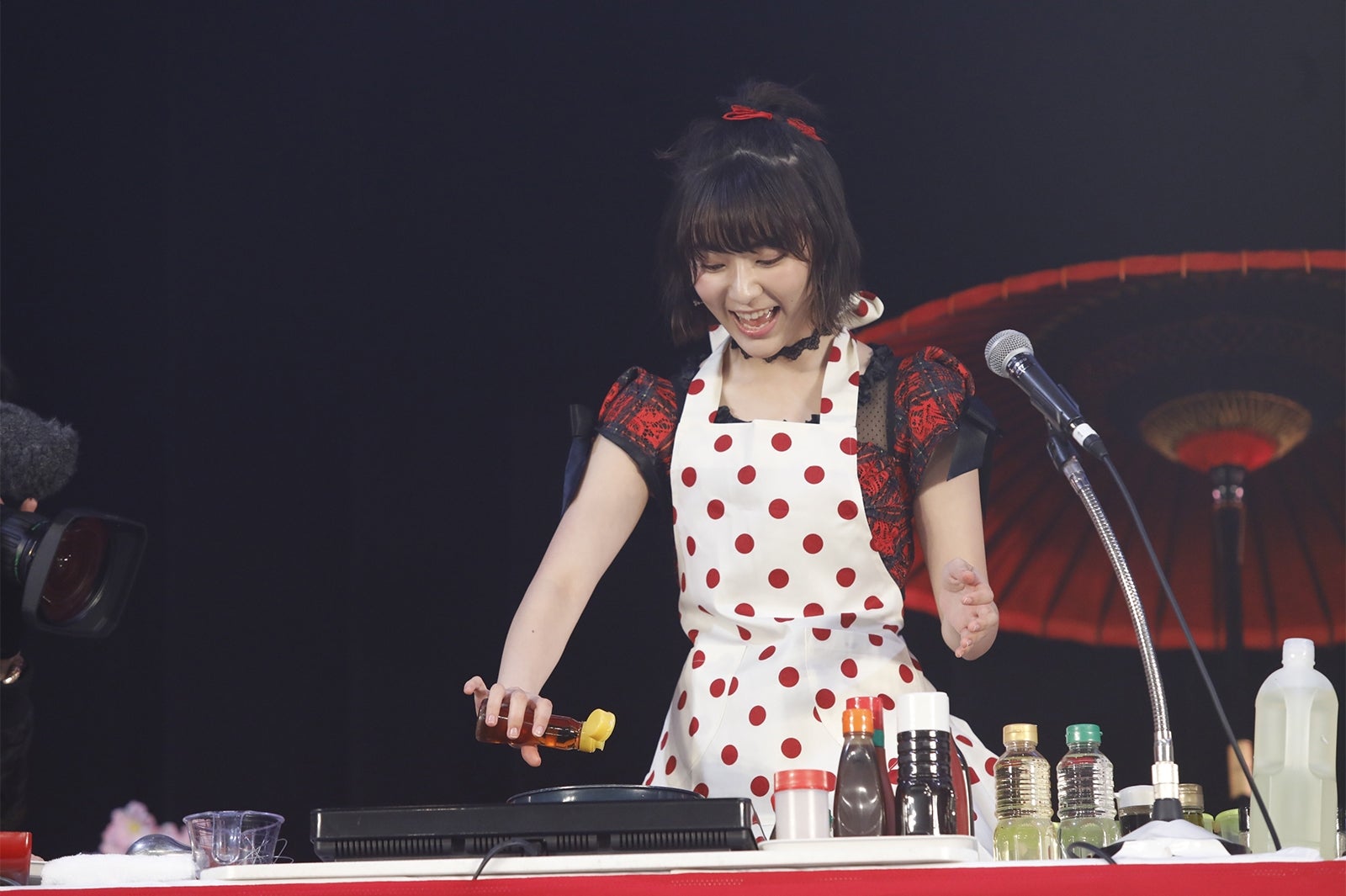 宮脇咲良、無茶ぶりで“豚キムチ”作る＜AKB48 8thアルバム 発売記念 特別LIVEイベント＞