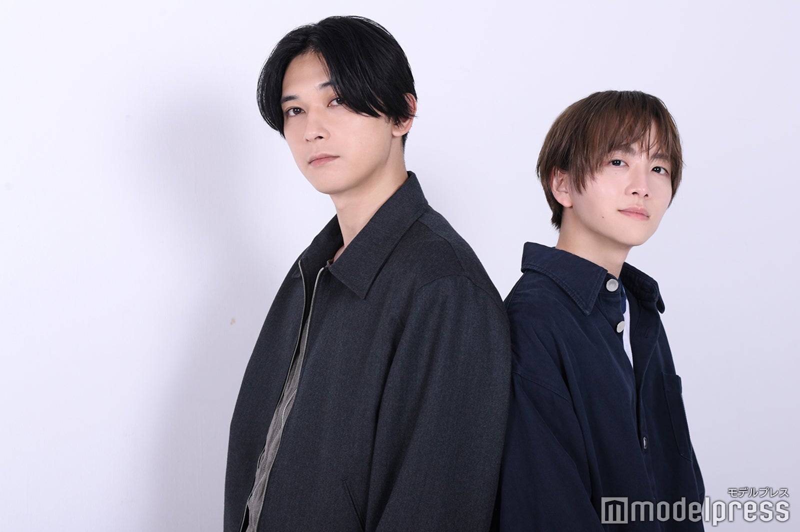 吉沢亮【ヘアメイク：小林正憲（SHIMA）スタイリスト： 荒木大輔】、板垣李光人【ヘアメイク：KATO（TRON）スタイリスト：末廣昂大】（C）モデルプレス