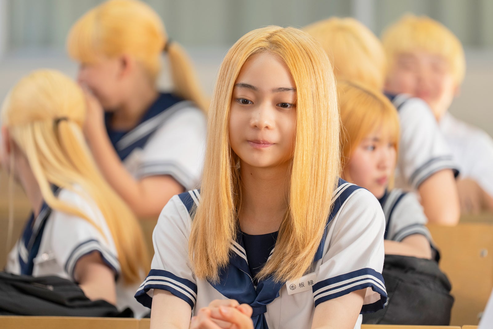 白鳥玉季、人生初“金髪”挑戦 ナレーション担当のフェイクニュース動画も公開【金髪】