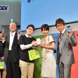 (左より)KDDIの田中孝司社長、第一購入者、剛力彩芽、哀川翔