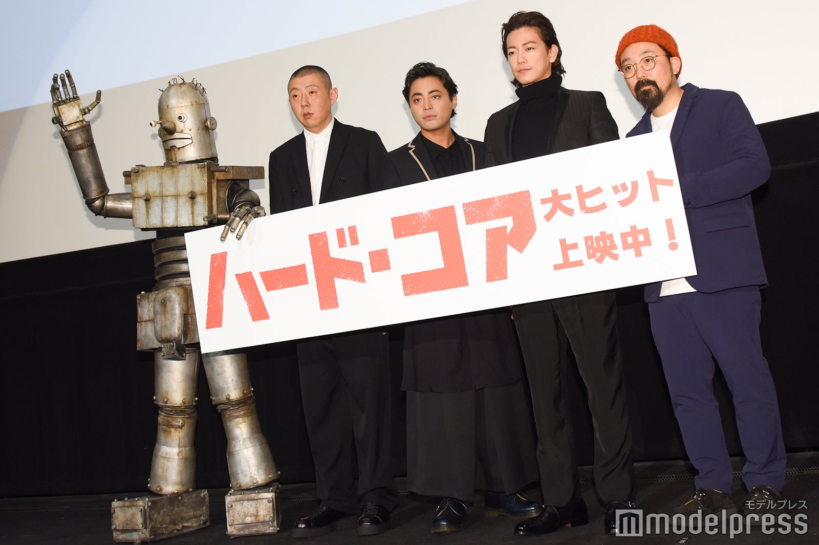 ロボオ（謎のロボット）、荒川良々、山田孝之、佐藤健、山下敦弘監督（C）モデルプレス