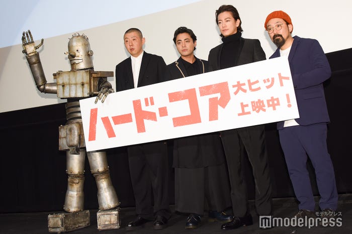 ロボオ(謎のロボット)、荒川良々、山田孝之、佐藤健、山下敦弘監督(C)モデルプレス