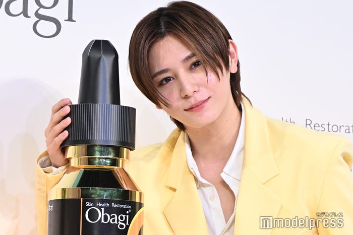 「オバジカラー」スーツに身を包んだ山田涼介(C)モデルプレス