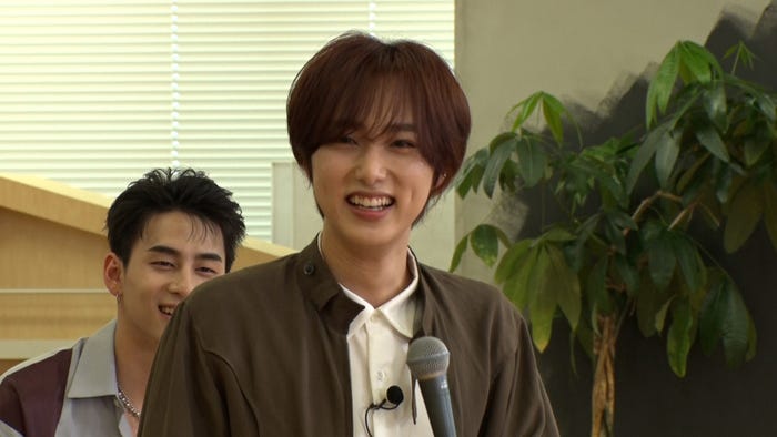 西洸人、尾崎匠海(C)吉本興業