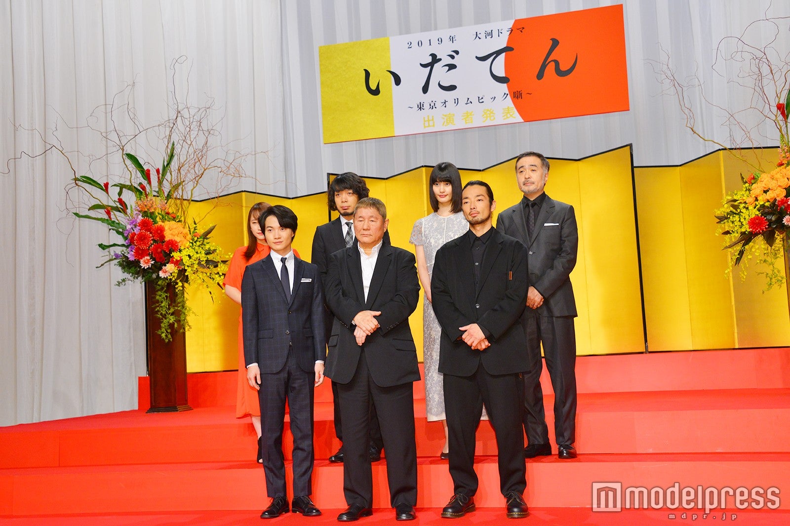 前列左から：神木隆之介、ビートたけし、森山未來／後列左から：川栄李奈、峯田和伸、橋本愛、松尾スズキ （C）モデルプレス