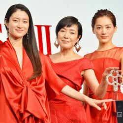 左から:小雪、桃井かおり、綾瀬はるか
