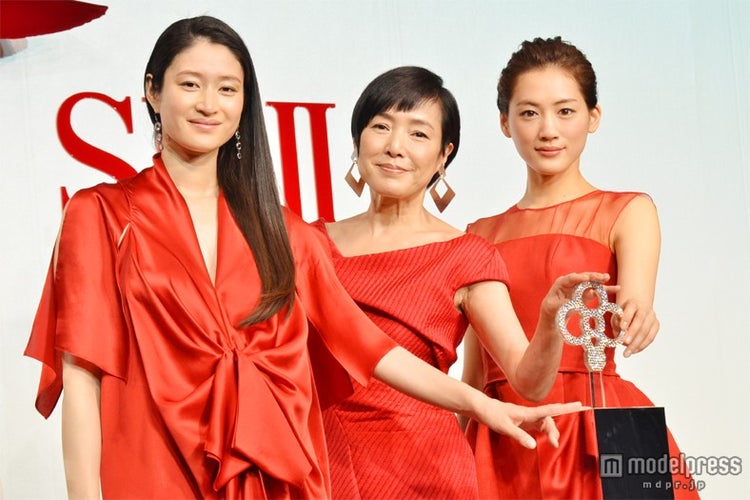 画像4 8 綾瀬はるか 真紅のドレスで肌をチラ見せ 美肌の秘訣を明かす モデルプレス 画像4 8 綾瀬はるか 真紅のドレスで肌をチラ見せ 美肌の秘訣を明かす モデルプレス