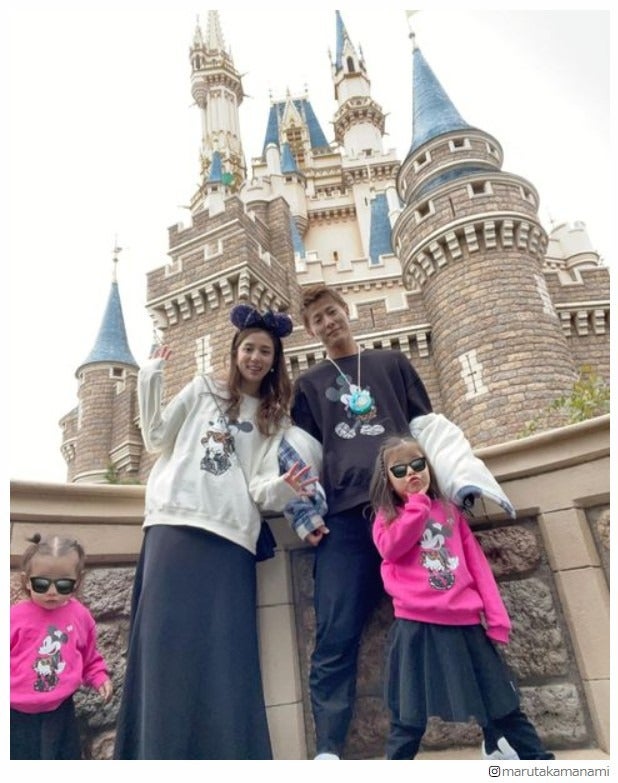 丸高愛実＆柿谷曜一朗夫妻、娘たちとお揃いコーデで“家族ディズニー”満喫「可愛すぎる」「こんな家族憧れる」と反響