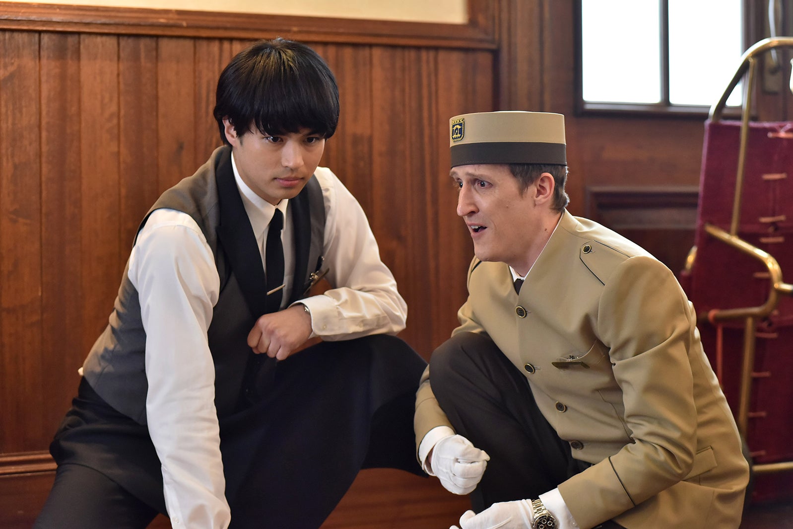 佐伯大地、チャド・マレーン／「崖っぷちホテル！」第4話より（C）日本テレビ