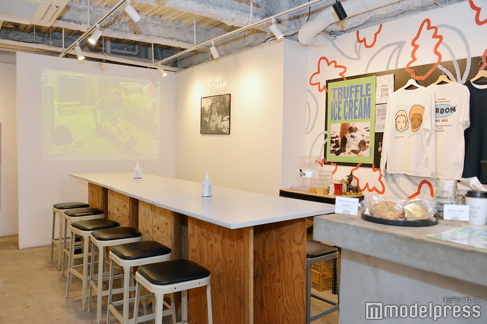 パーカーやステッカーなどカフェオリジナルグッズの物販もあり（C）モデルプレス