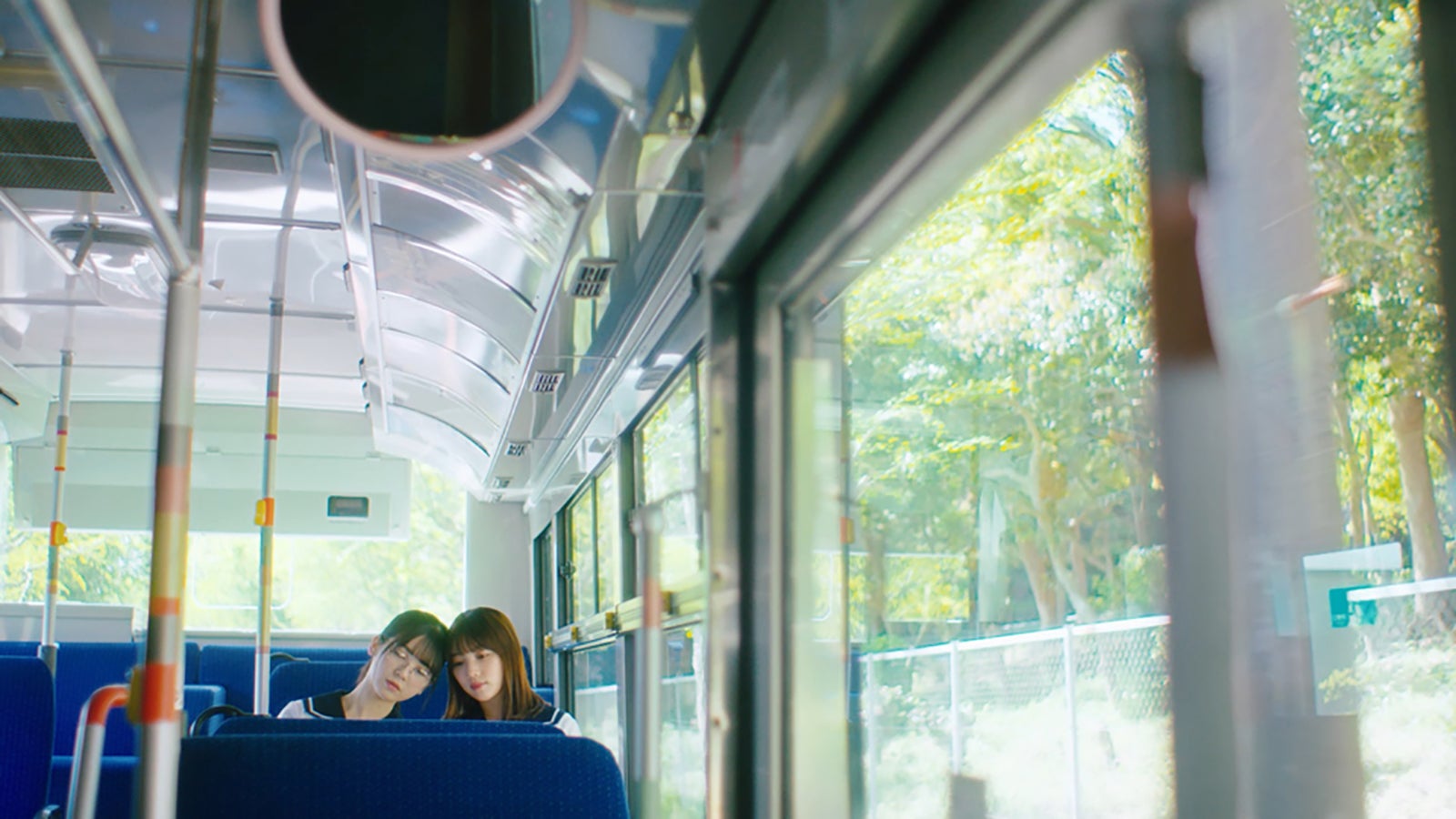 筒井あやめ、与田祐希／乃木坂46「ざぶんざざぶん」MVより（提供写真）