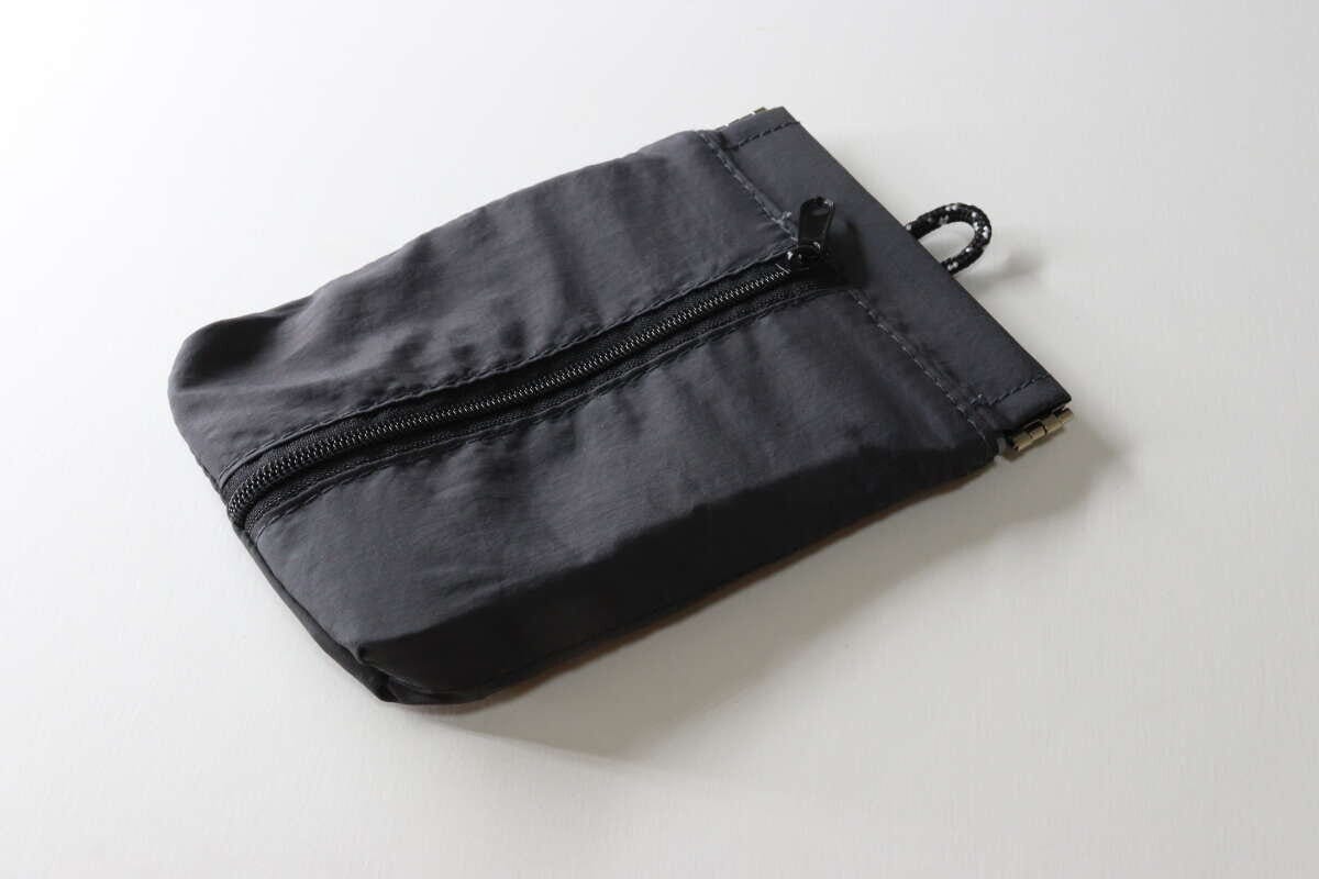 ダイソー ポケットティッシュも入るユーティリティバネ口ポーチ ダイソーのポケットティッシュも入るユーティリティバネ口ポーチのビジュアル