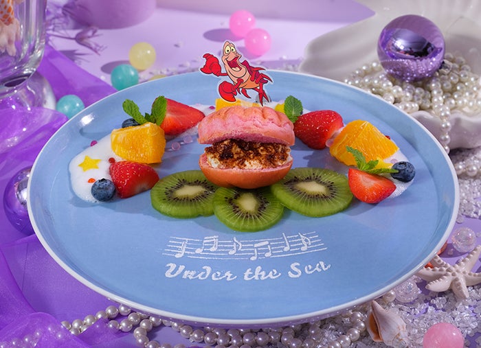 ＜セバスチャン＞海の演奏会♪フルーツサンド税込2,189円（C）Disney