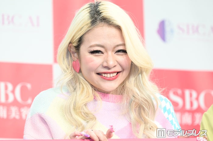 エルフ荒川、“別人級”茶髪＆裸眼で雰囲気ガラリ 人気女優スタイリングのミニスカタイツコーデが話題「一瞬誰かと思った」「大人っぽくて素敵」