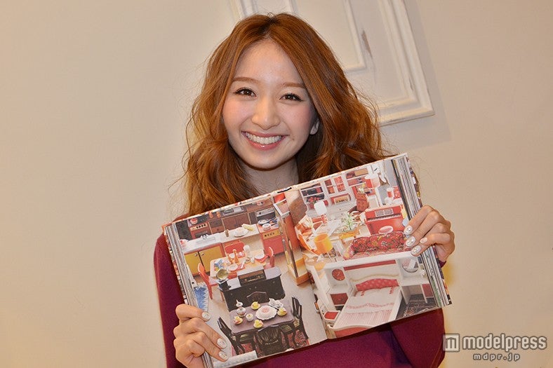 インテリア本をチェックする「Ray」モデルの鹿沼憂妃