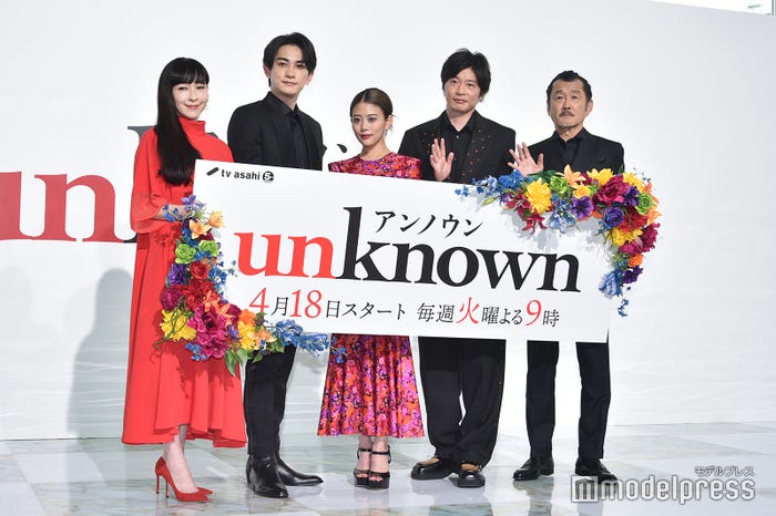 (左から)麻生久美子、町田啓太、高畑充希、田中圭、吉田鋼太郎(C)モデルプレス