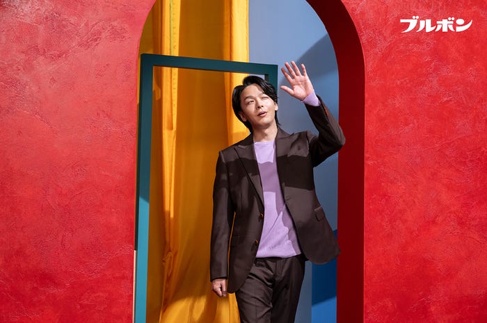 中村倫也/ブルボン新TV CM「カラフルビスケット」篇メイキング(提供写真)