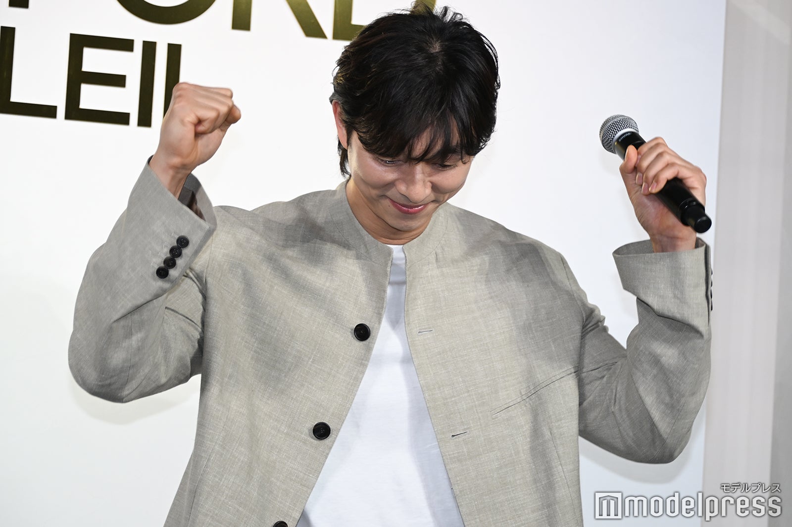 ガッツポーズでファンにエールを送るコン・ユ（C）モデルプレス