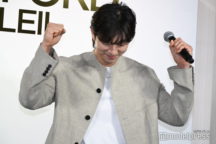 ガッツポーズでファンにエールを送るコン・ユ(C)モデルプレス