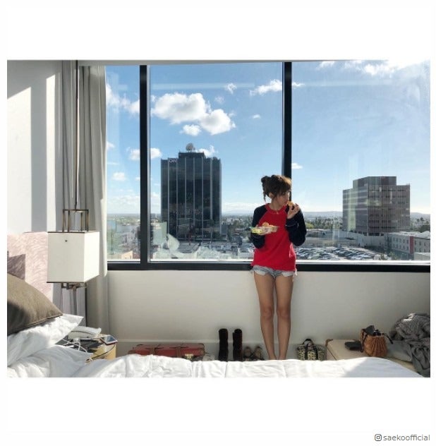 紗栄子、ショーパンで色っぽ美脚披露　LA背景で“最強インスタ映え”