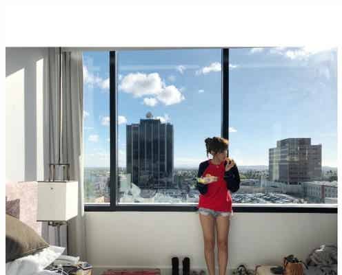 紗栄子、ショーパンで色っぽ美脚披露 LA背景で“最強インスタ映え”