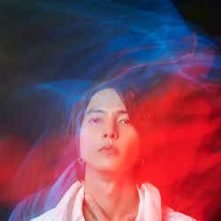 モデルプレス - 山下智久、新曲「CHANGE」アーティスト写公開でアンニュイな表情