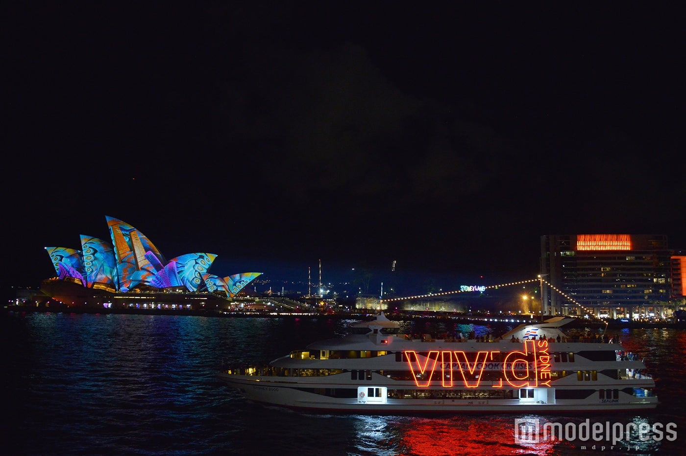 シドニー オペラハウスの真っ白な帆がまるで生き物のように色彩をまとい、変化する姿は圧巻（C）モデルプレス