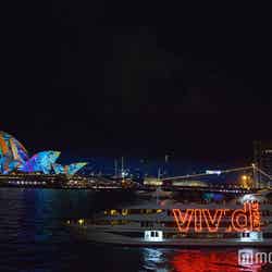 シドニー オペラハウスの真っ白な帆がまるで生き物のように色彩をまとい、変化する姿は圧巻(C)モデルプレス