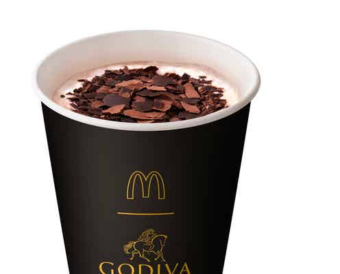 マクドナルド「ゴディバ ホットチョコレート」シェイブチョコをかき混ぜ仕上げる一杯