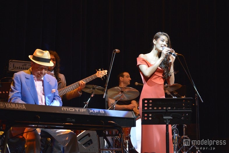 黄昏のビギン すみれ Sumire セルジオ・メンデス 石田純一 画像1/2) すみれ、初キスの思い出を語る「無理やりされた