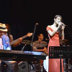 (左から)セルジオ・メンデス、すみれ