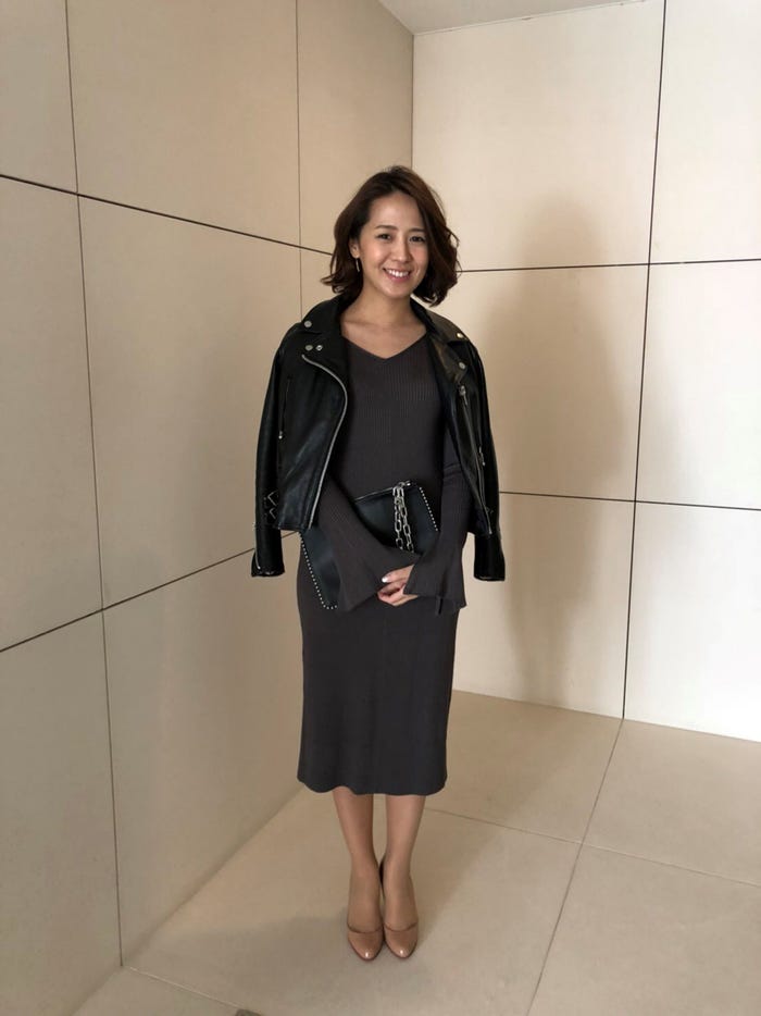 私服。カバンはいつも小さめ!プライベートでも髪を自分で巻いたりします。メイクはお仕事のときよりも薄い感じが多いです。(提供写真)