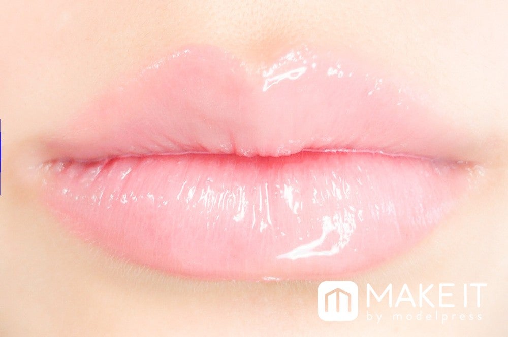 【キャンメイク】「ボリュームアップレディグロス」“01 パールピンク”リップの上に重ね塗り (C)メイクイット