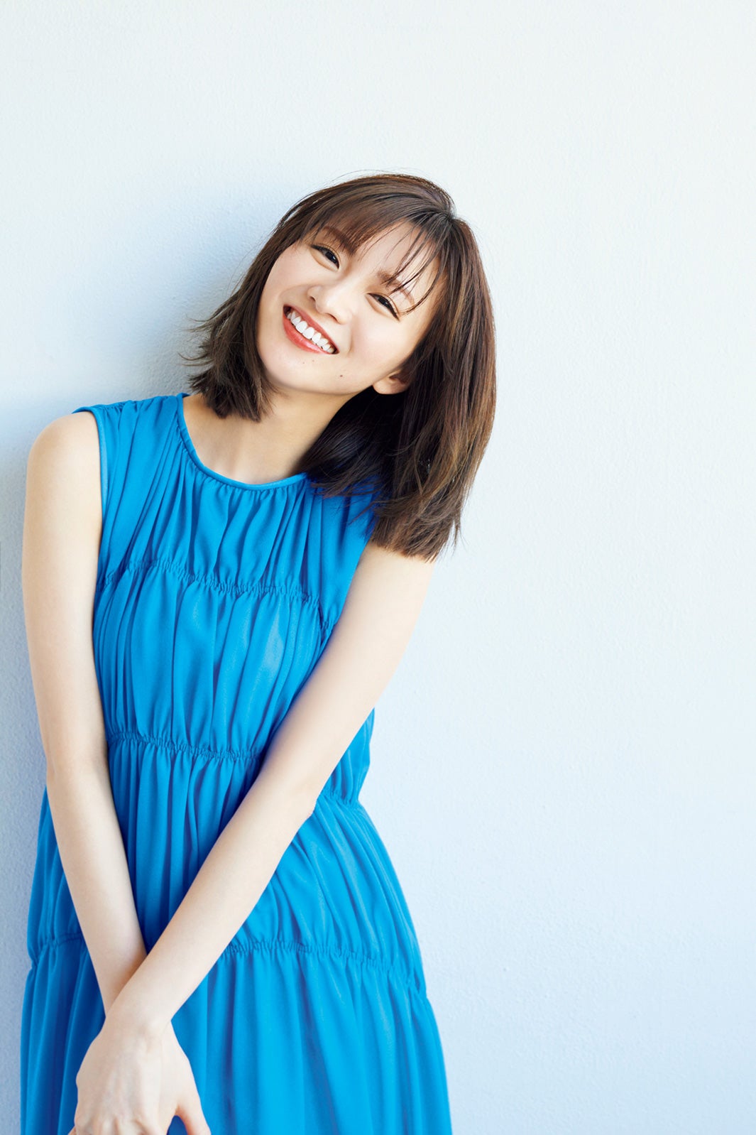岡崎紗絵、ブルーのワンピで色白素肌見せ
