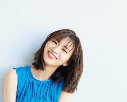 岡崎紗絵、ブルーのワンピで色白素肌見せ