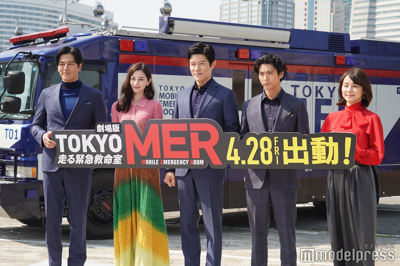 （左から）要潤、中条あやみ、鈴木亮平、賀来賢人、石田ゆり子 （C）モデルプレス