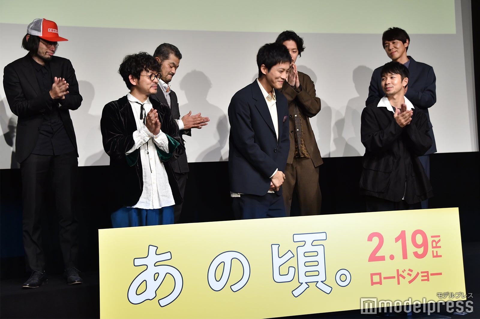 共演者たちからも結婚を祝福され、嬉しそうな松坂桃李（C）モデルプレス