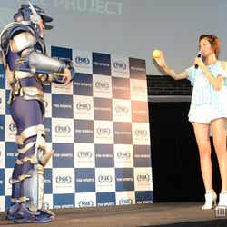 (左から)岡田圭右、鈴木ちなみ