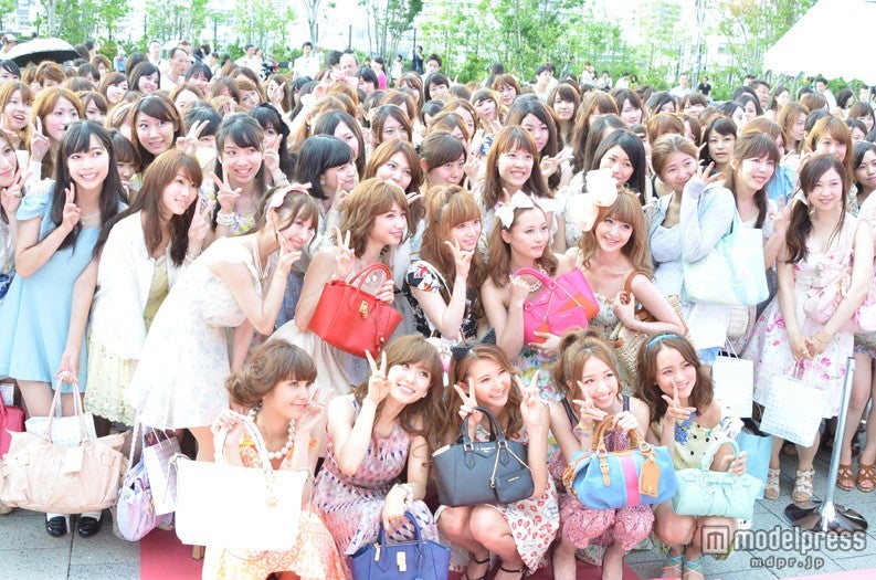 来場したRay読者と一緒に記念撮影したモデルたち