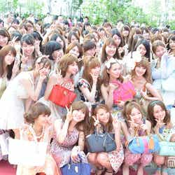 来場したRay読者と一緒に記念撮影したモデルたち