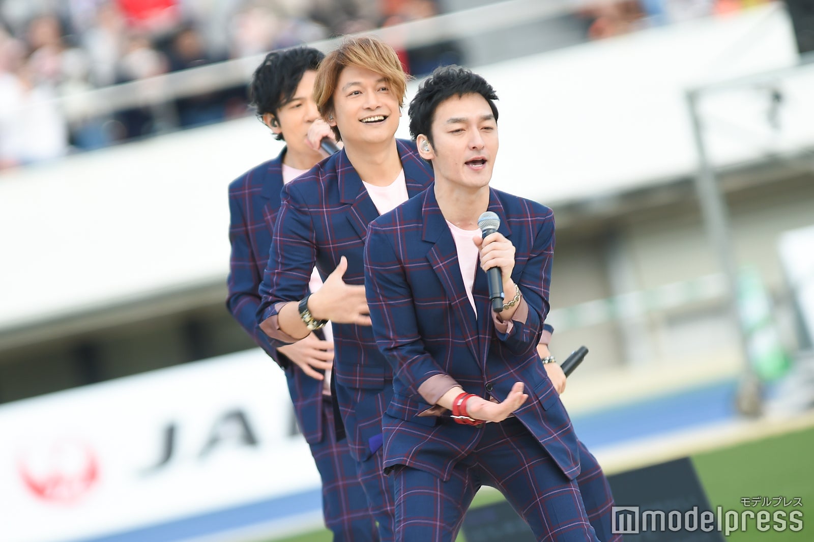 青空の下パフォーマンスを披露 （C）モデルプレス